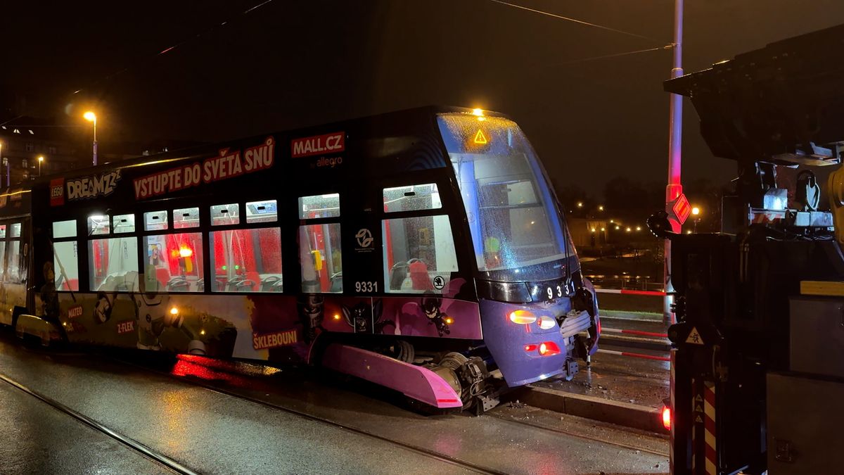 V Praze vykolejila tramvaj