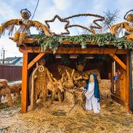 Jako součást betlému samozřejmě nemůžou chybět jesle pro Ježíška a Josef s Marií.