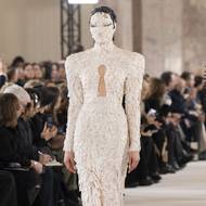 Šaty spojené s maskou