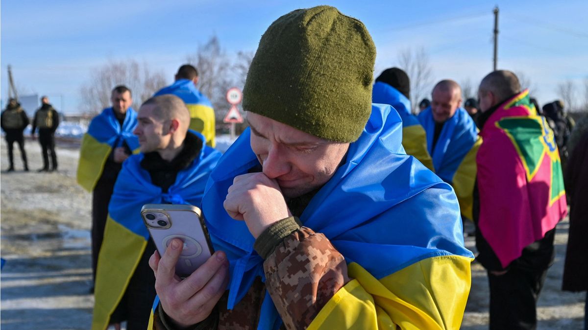 Ukrajina a Rusko si vyměnily zajatce. Poprvé od pádu letadla u Bělgorodu