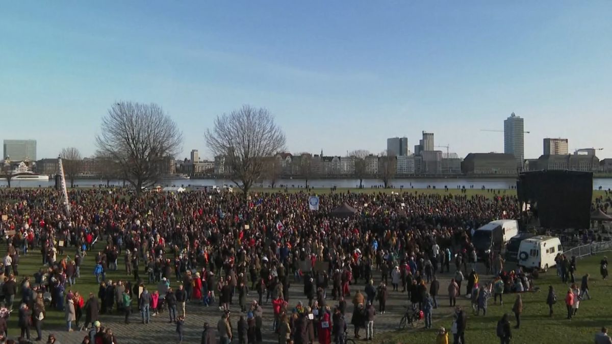 V Düsseldorfu se protestuje proti ultrapravici. Demonstraci podpořili starosta i sportovní kluby