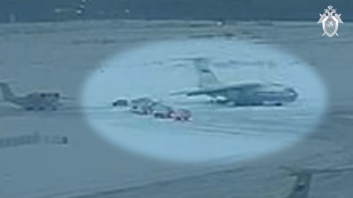 Rusko dokazuje nástup ukrajinských zajatců do letadla videem. Na záběrech je rozeznat nejde