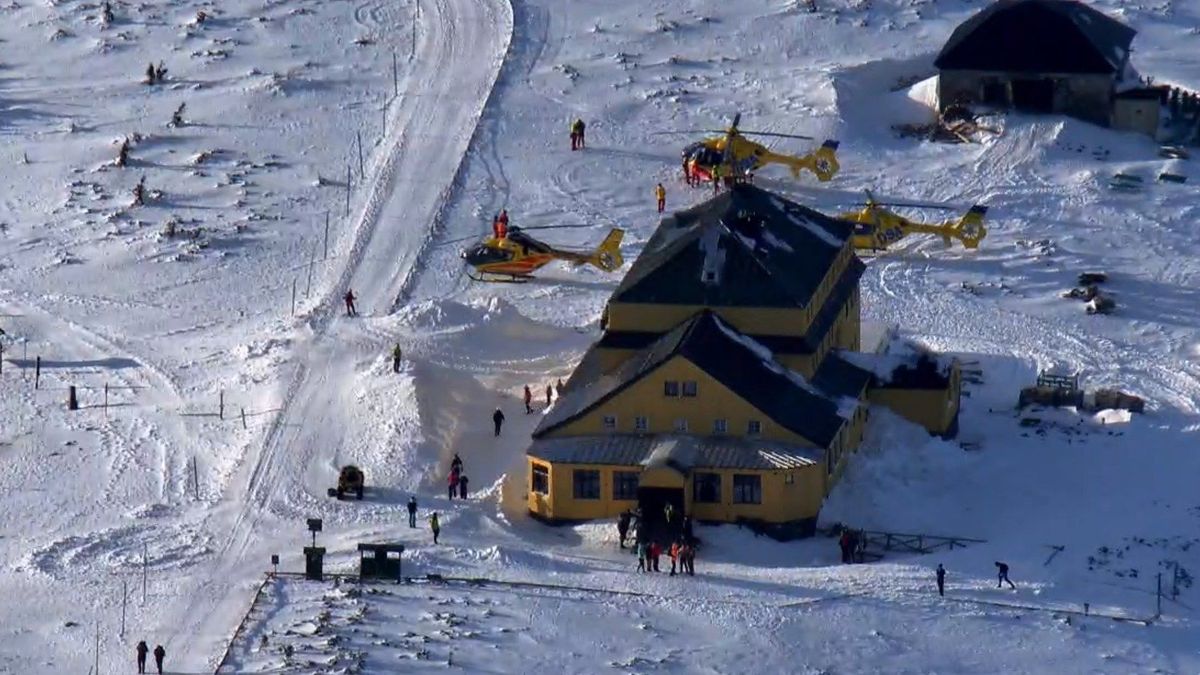 Rozsáhlá záchranná akce na Sněžce: Dva lidé nepřežili pád do údolí