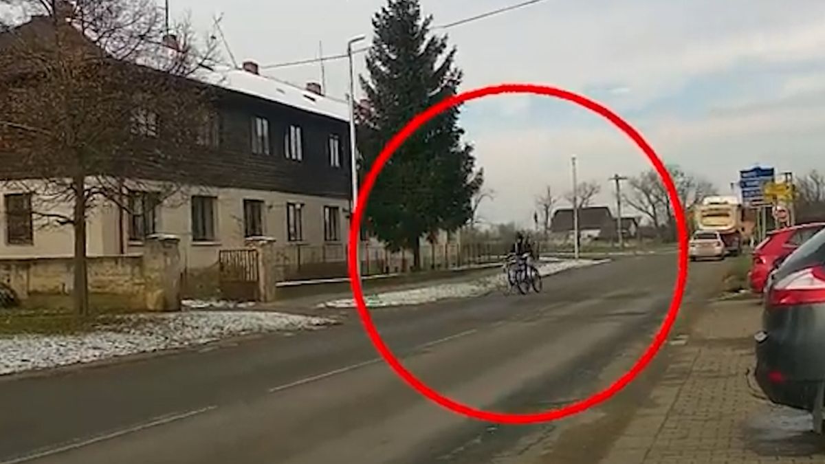 Opilý sprejer na Brněnsku ujížděl se dvěma bicykly policejní hlídce