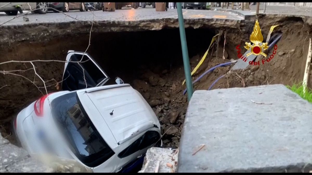 Propadlá silnice v Neapoli pohltila auta