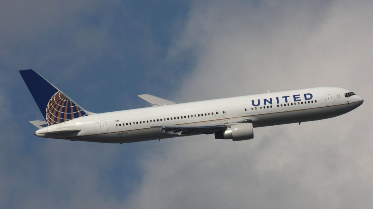 Letadlo United Airlines muselo nouzově přistát kvůli prasklému čelnímu sklu