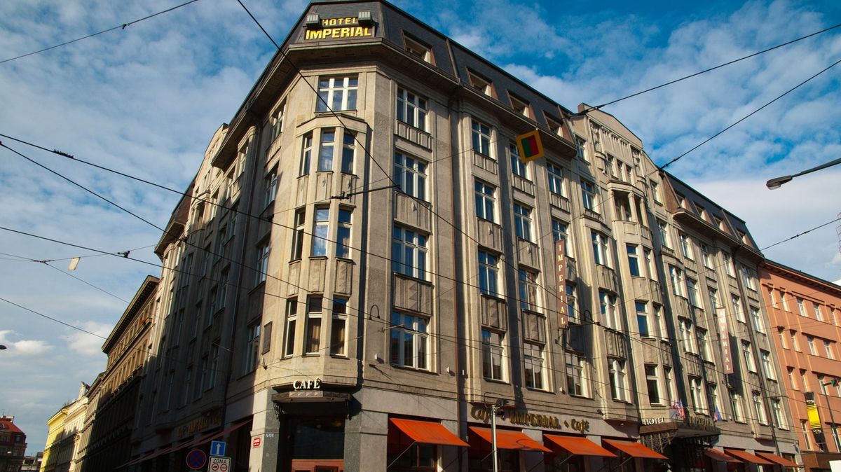 Pětihvězdičkový hotel, kde sídlí i Pohlreichova restaurace, se za 2,15 miliardy neprodal