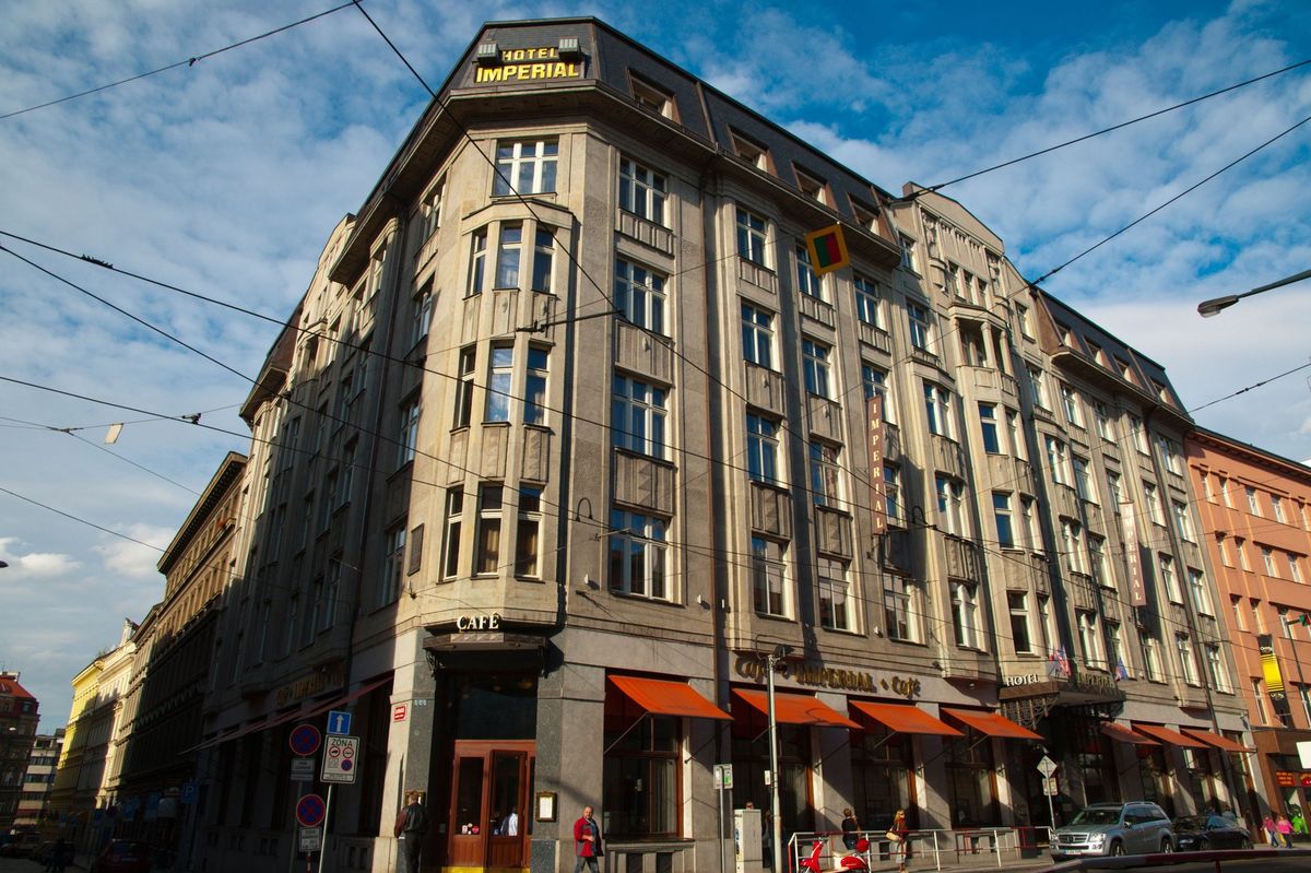 Pětihvězdičkový hotel, kde sídlí i Pohlreichova restaurace, se za 2,15 miliardy neprodal
