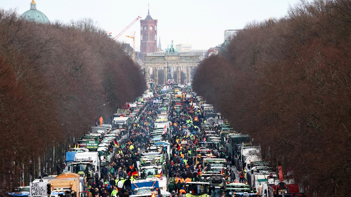 Vrchol farmářských protestů v Německu: Pět tisíc traktorů v Berlíně