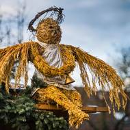 Každá postava se skládá z dřevěné konstrukce potažené pletivem, do kterého se pak cpe sláma.