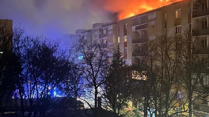 Ohňostroj zapálil v Bratislavě střechu paneláku, evakuovali téměř 70 lidí