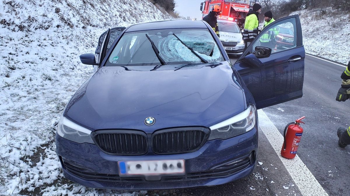 Kus ledu z náklaďáku prorazil u Brna čelní sklo u BMW, řidič skončil se zraněným obličejem