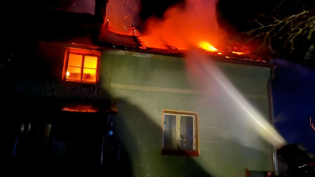 Ve Štědré na Karlovarsku hořela střecha rodinného domu. Muž s vážnými popáleninami skončil v nemocnici
