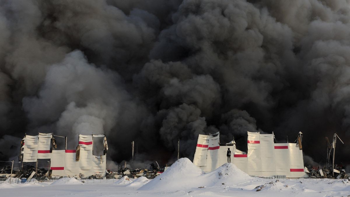 Rozsáhlý požár skladu v Petrohradě. Protipožární systém vypnuli, když spouštěl falešné poplachy