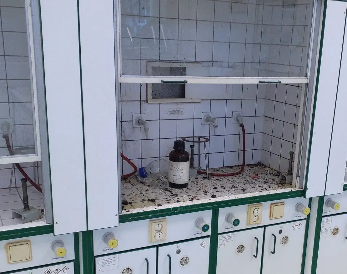 Následky výbuchu ve školní laboratoři v Praze