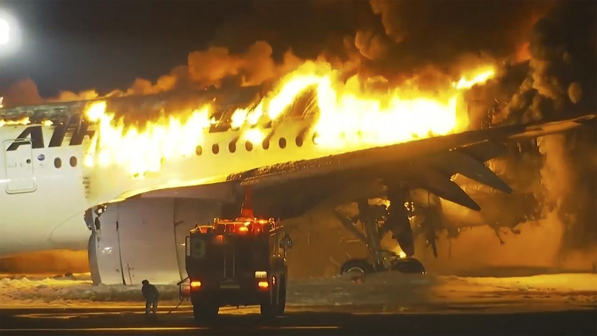 Na ranveji v Japonsku hoří letadlo