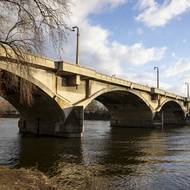 Libeňský most přes řeku Vltavu v Praze, spojující od roku 1928 levobřežní čtvrť Holešovice s pravobřežní Libní