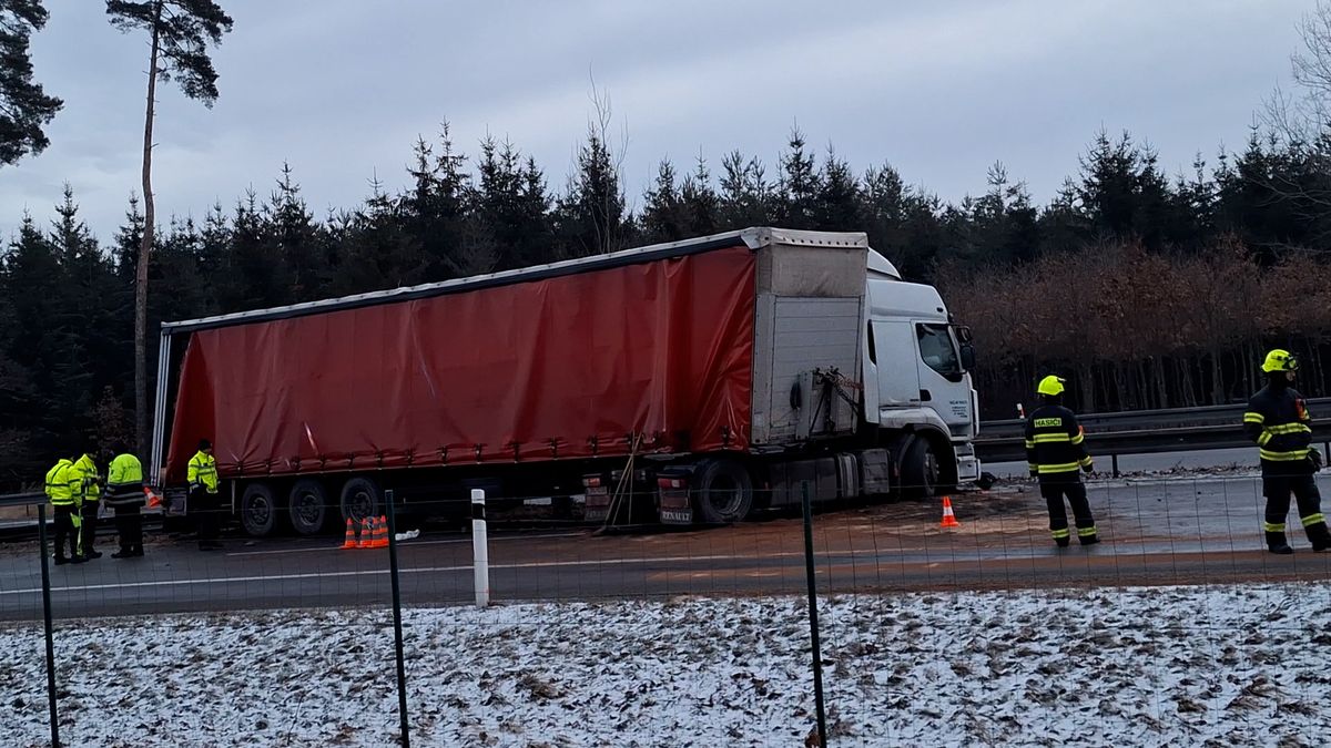 Kamion ve svodidlech s troskami rozesetými kolem zastavil na pět hodin dálnici D3