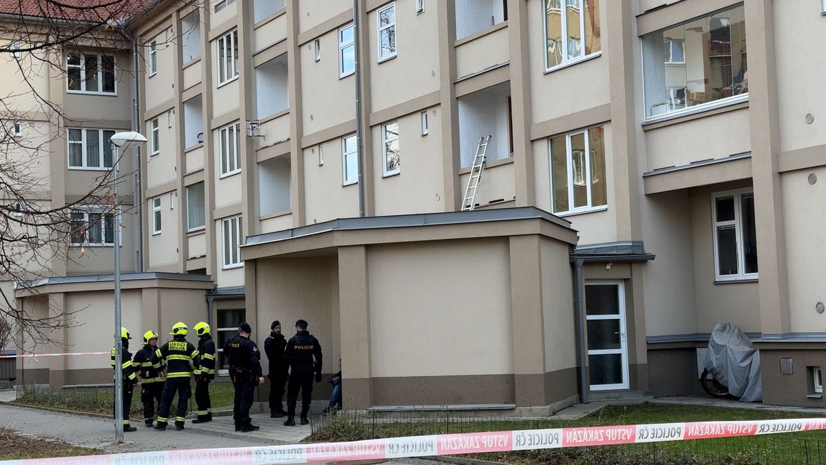 Žena v pražských Strašnicích vypadla z okna. Byl na ni vydán zatykač
