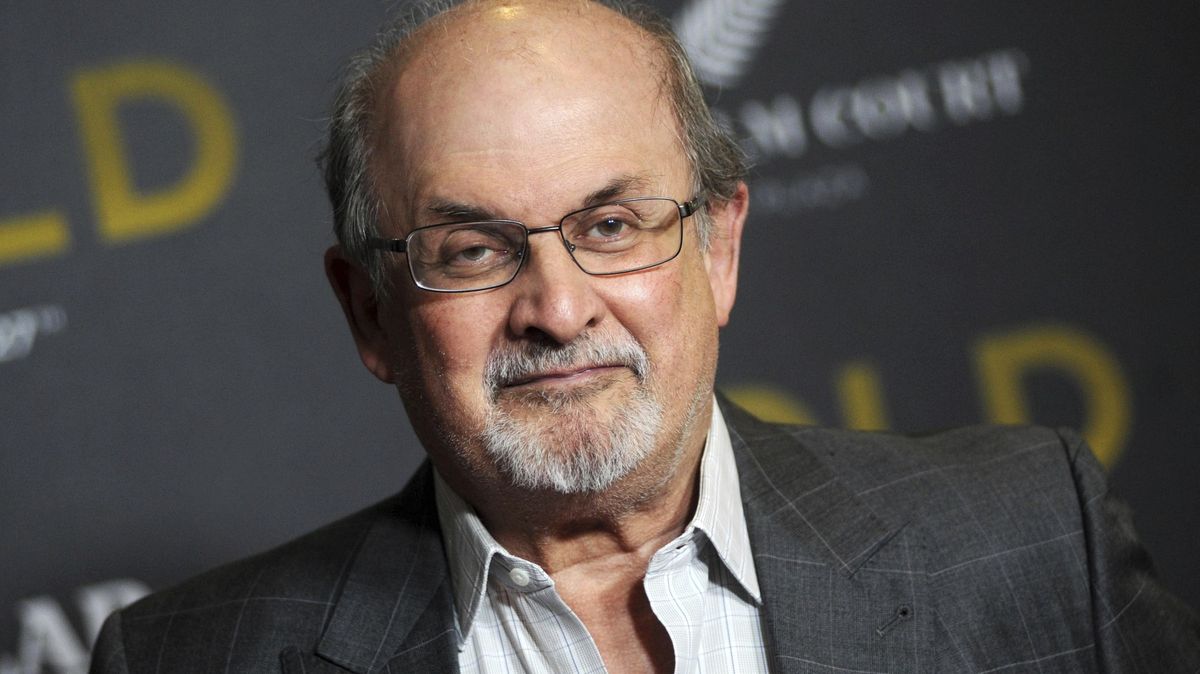 Proces s mužem obžalovaným z útoku na Rushdieho se kvůli vydání knihy odkládá