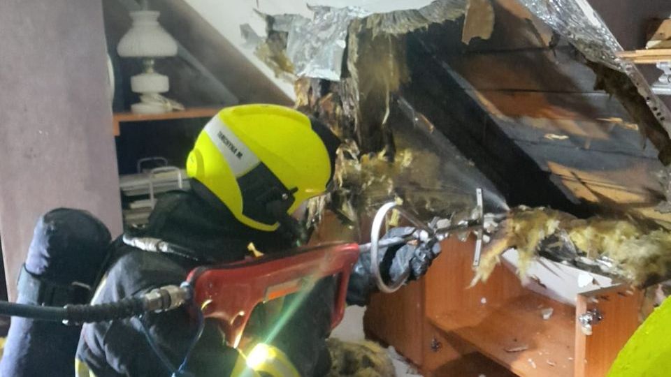 Požár podkrovního bytu v Chomutově se rozšířil od krbu