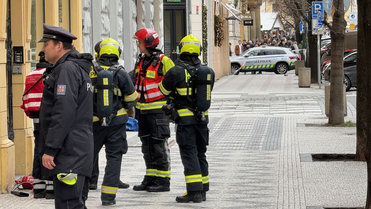 Policie kvůli podezřelému zavazadlu v Pařížské ulici v Praze evakuovala lidi z blízkých budov