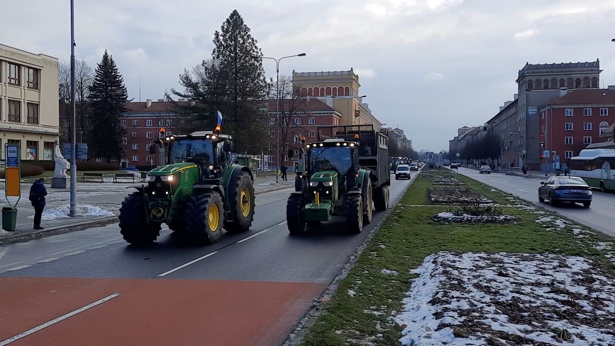 Zemědělci se v traktorech vydali na protestní jízdu severní Moravou a Slezskem
