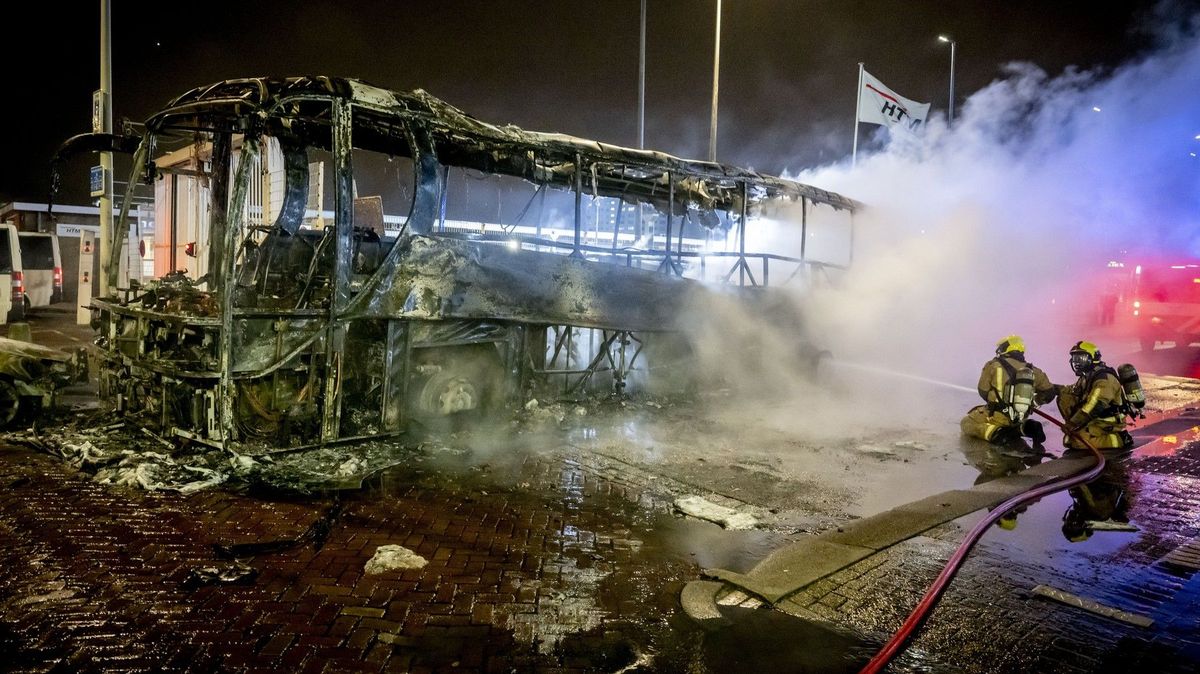 V Haagu hořela auta a řinčela okna. Servaly se dvě skupiny Eritrejců, které pak zaútočily na těžkooděnce