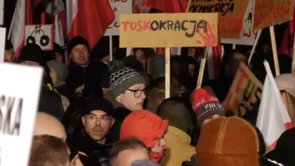 První demonstrace proti polské vládě. Prezident omilostní Kaminského i Wasika.
