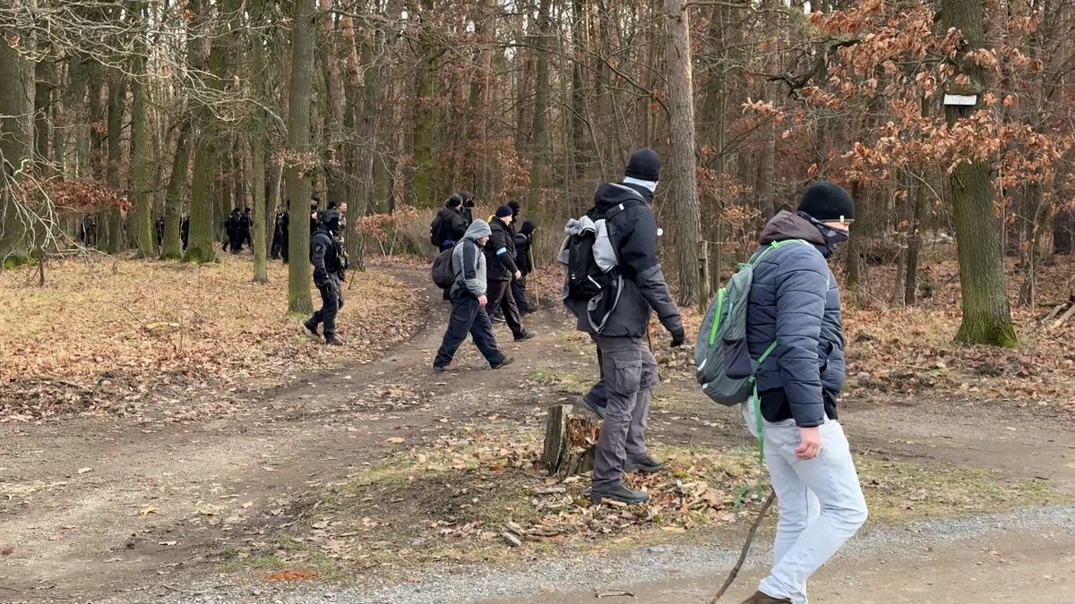 Rojnice stovek policistů pročesává les v Klánovicích