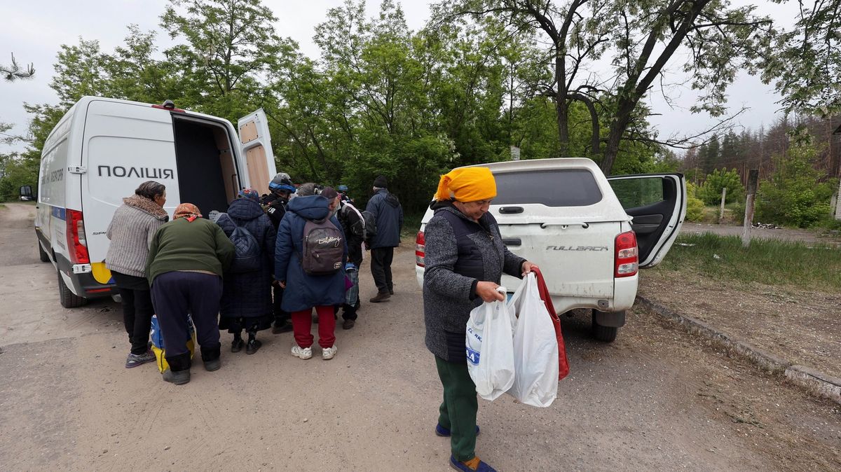 Česká sanitka evakuuje Ukrajince v místě tvrdých bojů