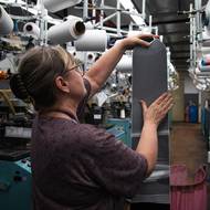 Jedna ze zaměstnankyň každou hodinu obchází pletařské stroje a z každého vybere jeden tubulár, tedy část punčochy, ke kterou se pak přišije špička a spojí se s druhou částí. Na něm zkoumá, jestli nemá očko nebo nějakou jinou vadu