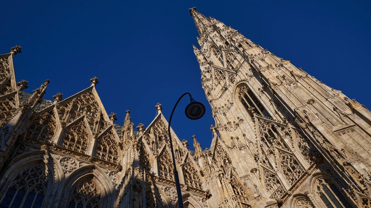 Záchranáři slaňovali turistu, který zkolaboval ve věži vídeňské katedrály