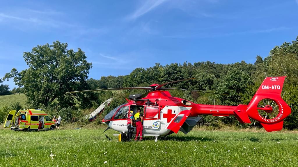 D4 uzavřela nehoda, pro zraněné dítě letěl vrtulník