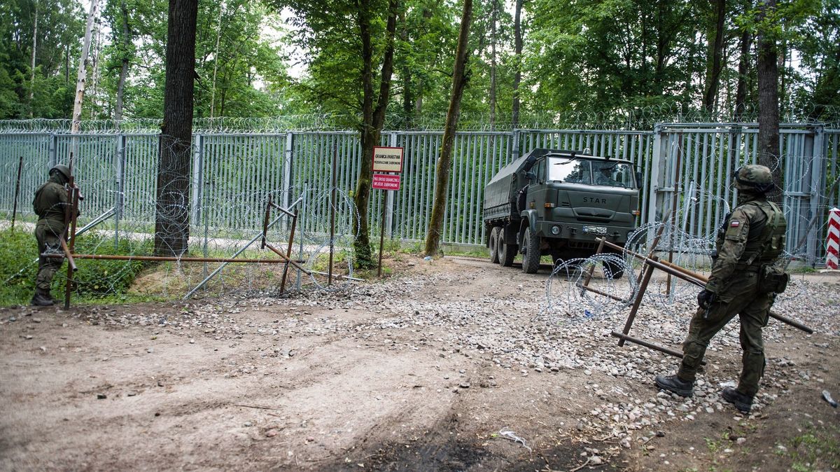 Migranti útočí. Na běloruské hranici teče polská krev, zemřel voják