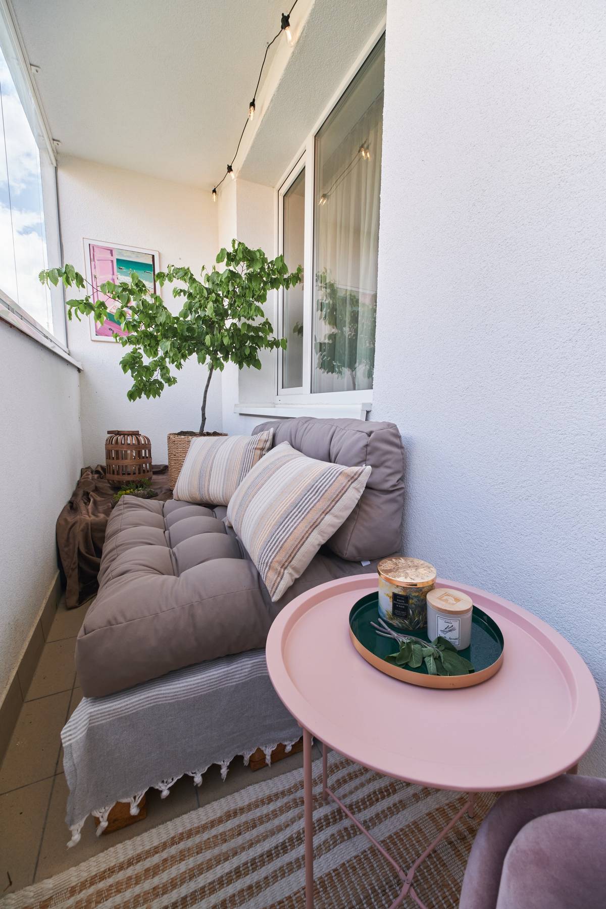 „Po úklidu balkonu jsme navezli dřevěné palety, které dokáží být vděčné dlouhou dobu. Na palety jsme položili bavlněný přehoz a polstry v barvě café cappuccino. Dále jsme umístili jutový koberec na podlahu, vzrostlou květinu ve velkém proutěném květináči, kovový odkládací starorůžový stolek, obraz na stěnu,“ popisuje proměnu lodžie architektka.