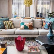 Designér pro tento byt vybíral i doplňky v podobě váz, které tak připomínají tu historické artefakty, tu sytě zbarvené velké květy 