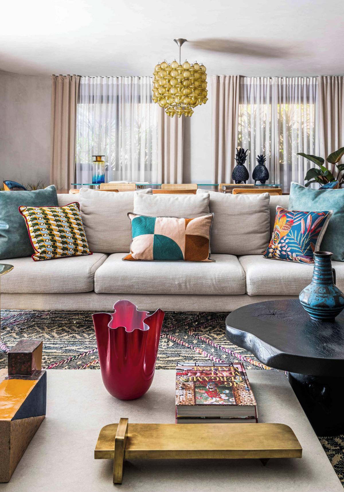 Designér pro tento byt vybíral i doplňky v podobě váz, které tak připomínají tu historické artefakty, tu sytě zbarvené velké květy 