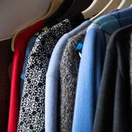 Pletárna vyrábí svetry s různými barvami a vzory, také používá různé materiály od alpaka vlny po kašmír