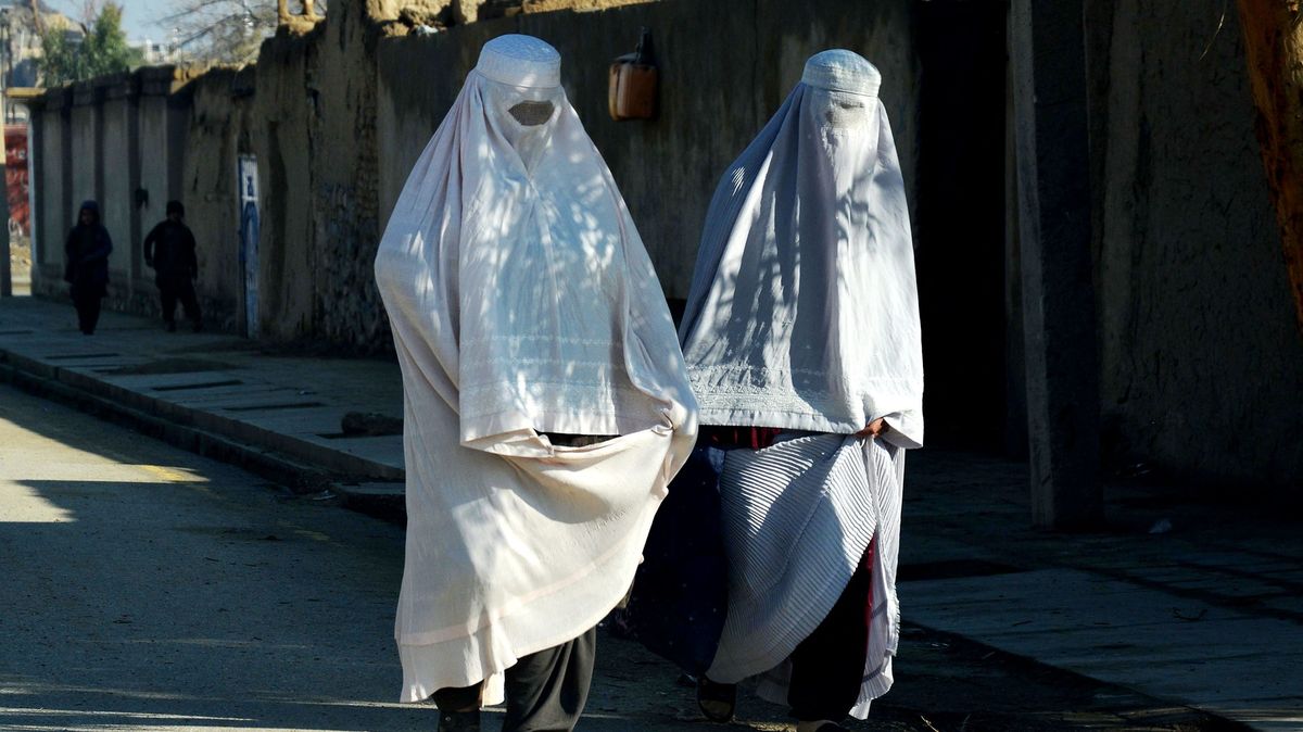 Tálibán: Budeme kamenovat ženy na veřejnosti
