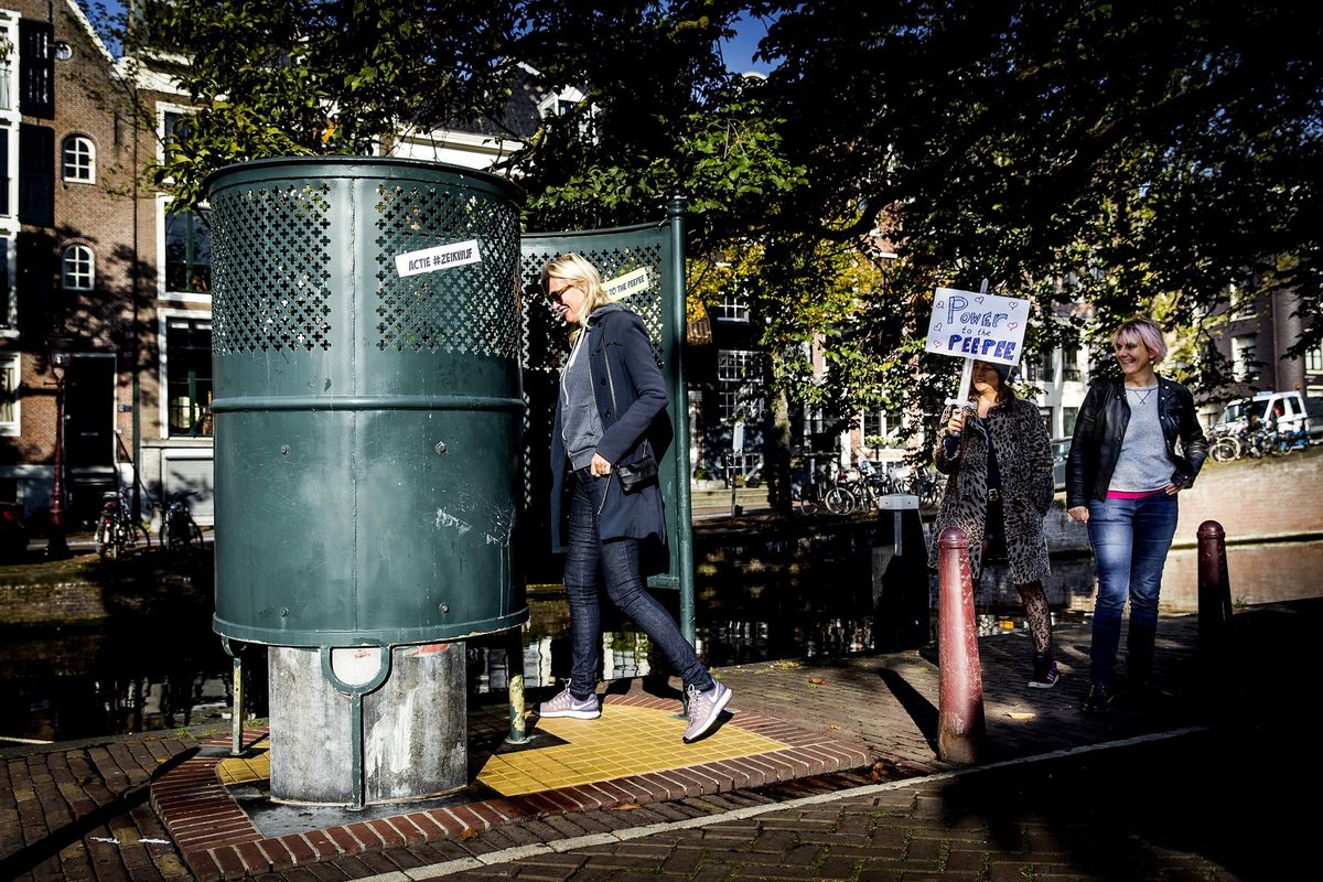 Amsterdam po nátlaku žen vyčlení sto milionů na veřejné záchodky