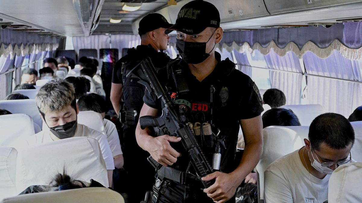 Filipínská policie zachránila stovky lidí z centra na „milostné podvody“