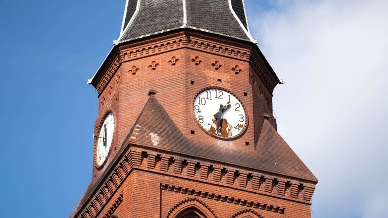 Kronikář vyčistil věž ostravského kostela. Pomůže to sbírce na opravu hodinových ciferníků