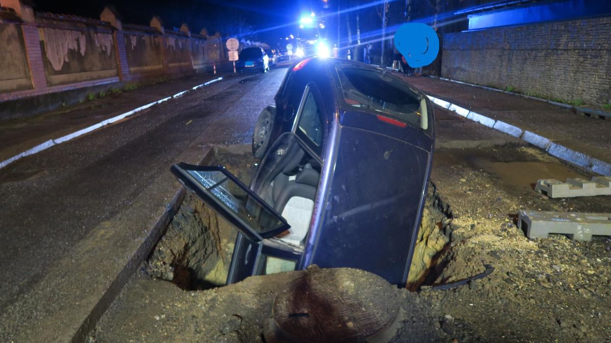 Senior v Liberci ignoroval zákaz a zabořil fabii do čtyřmetrového výkopu