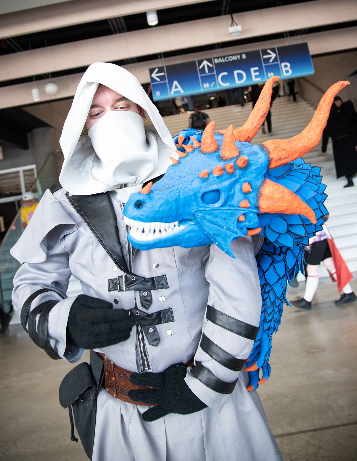 Někteří cosplayeři, lidé, kteří se převlékají za nějakou postavu, si se svými kostýmy velice vyhráli. Tento muž měl například „animovaného draka“, který se pohyboval jako loutka