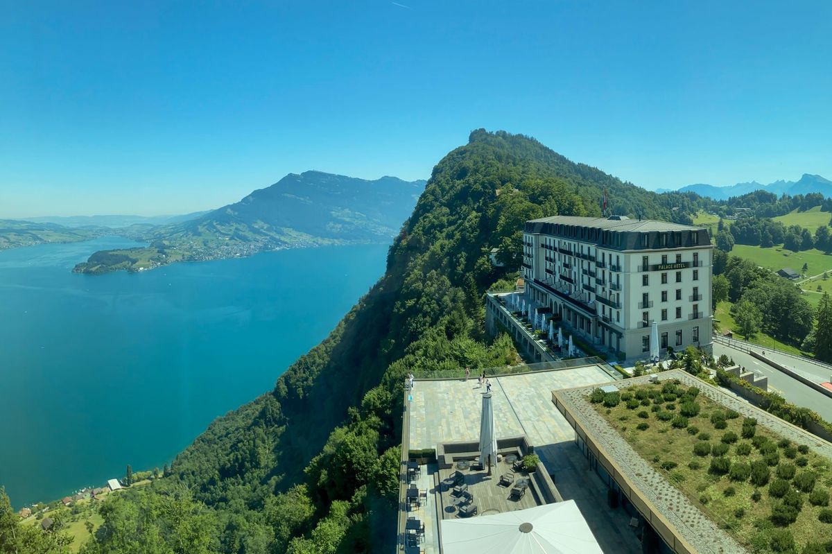 Rekreanti ven, přijedou VIP hosté. Švýcarský hotel vyrušil rezervace kvůli mírové konferenci o Ukrajině