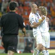 Jan Koller a Pavel Nedvěd se radují z gólu vstřeleného Nizozemsku na mistrovství Evropy 2004