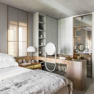 V ložnici je zakomponovaný kout s toaletním stolkem pro dámu