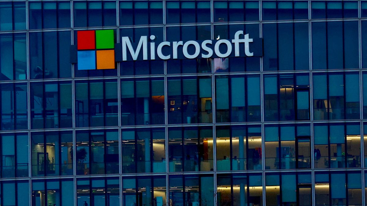 Poptávka po umělé inteligenci zvýšila emise Microsoftu skoro o třetinu