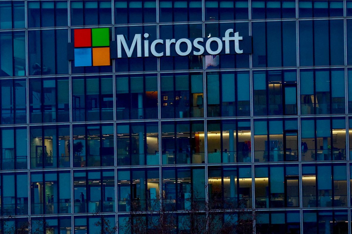 Poptávka po umělé inteligenci zvýšila emise Microsoftu skoro o třetinu